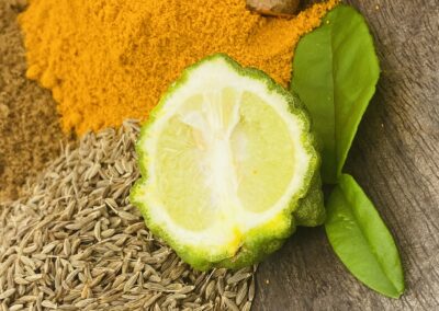 Trio d'épices avec un Combava et ses feuilles ainsi qu'une racine de curcuma