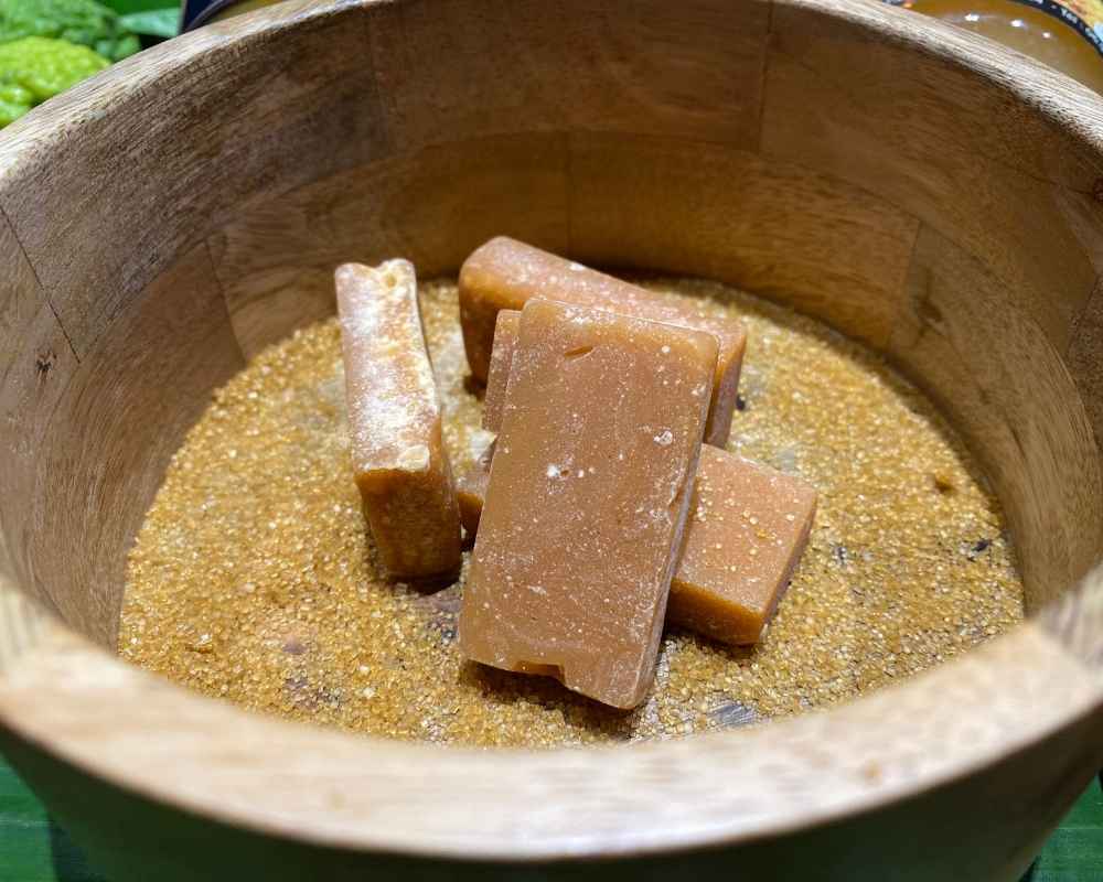 Morceaux de Galabé dans une coupe en bois