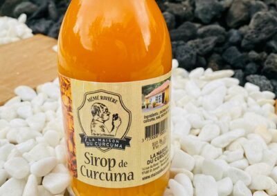 Photo de sirop de curcuma sur roche volcanique