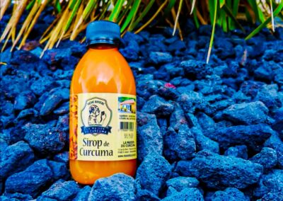 Photo de sirop de curcuma sur roche voclanique